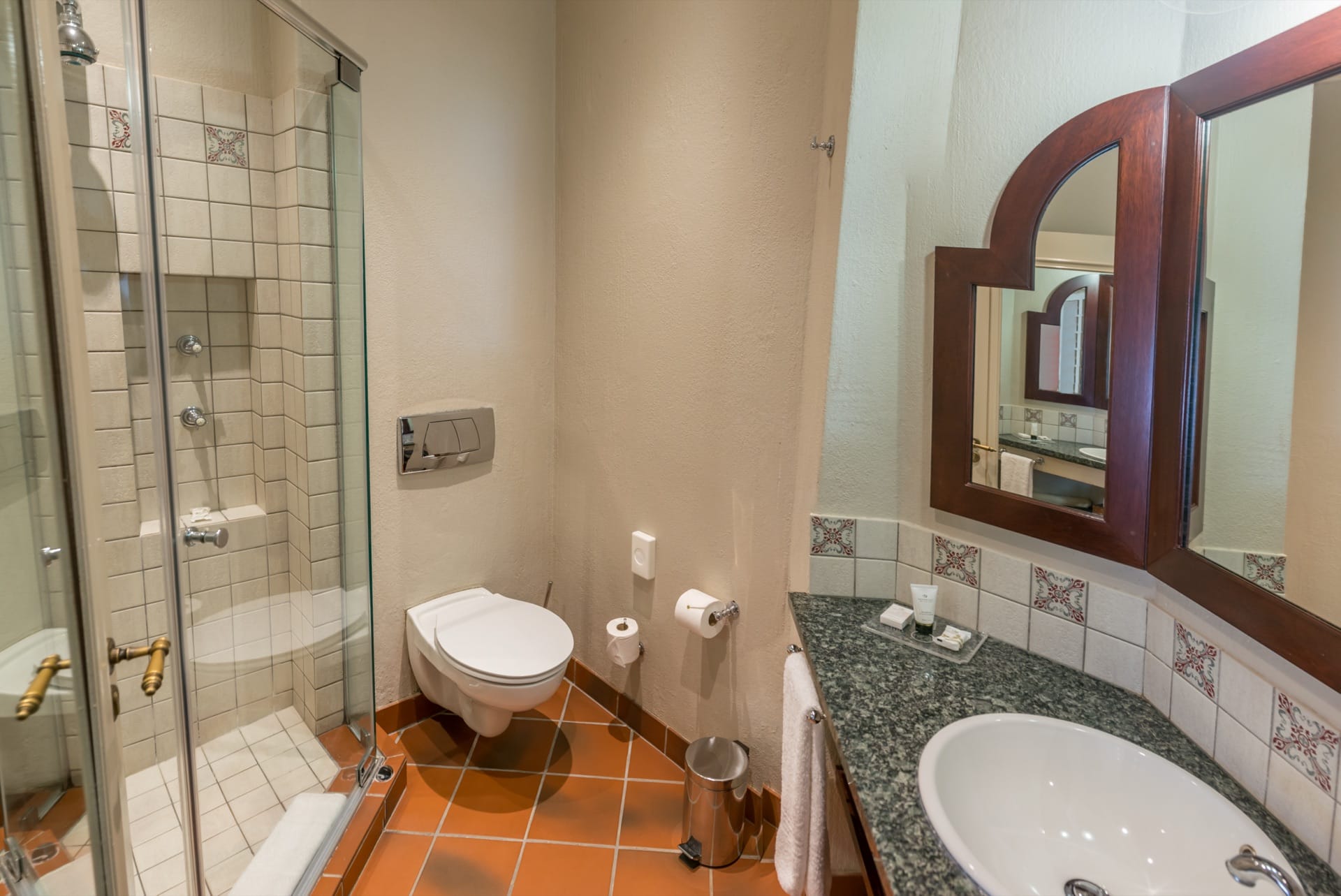 Classic room en-suite with corner shower, toilet and granite vanity at Frontier Inn, Bethlehem