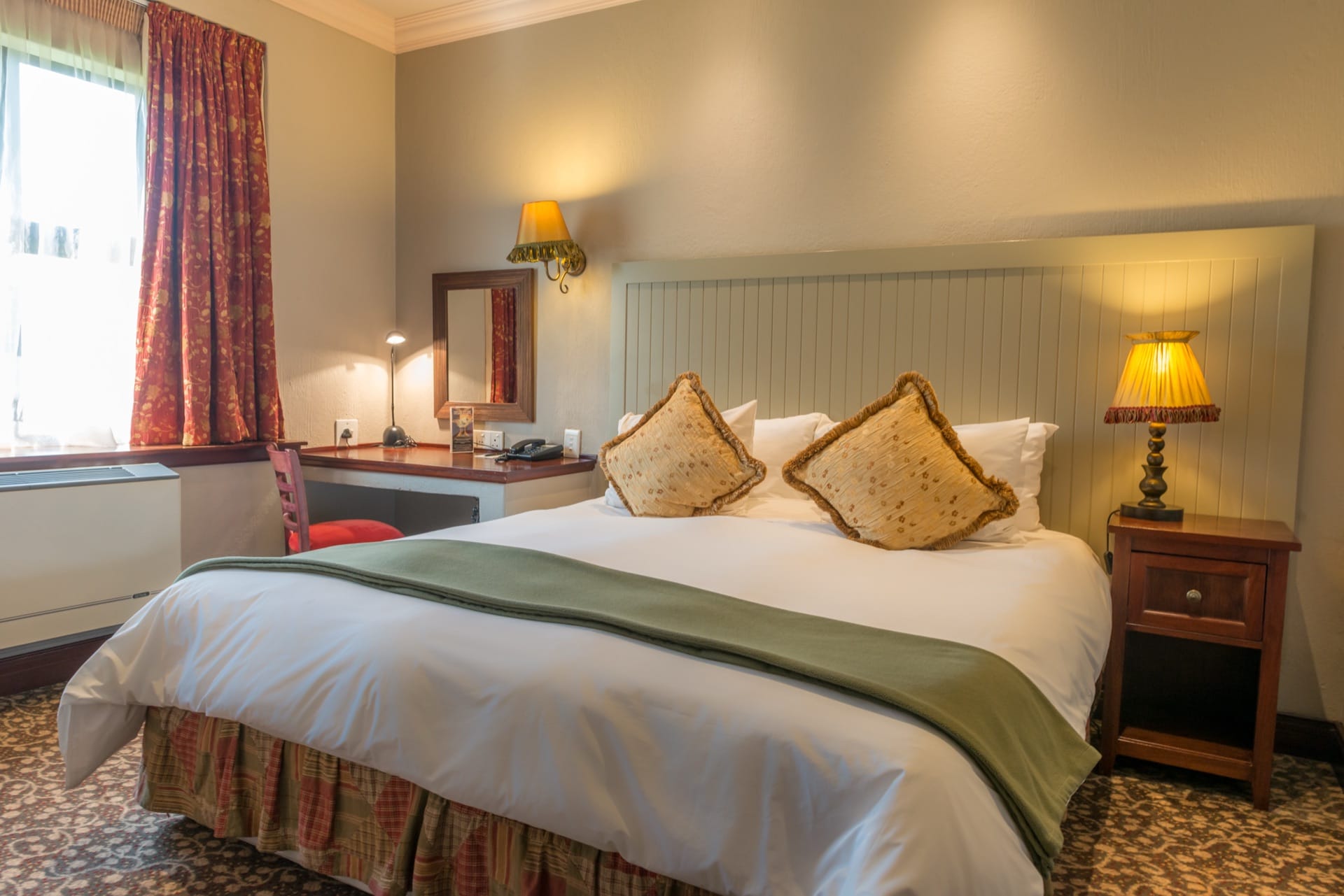 Cosy Superior Twin room with green throw and bedside lamp at Frontier Inn, Bethlehem